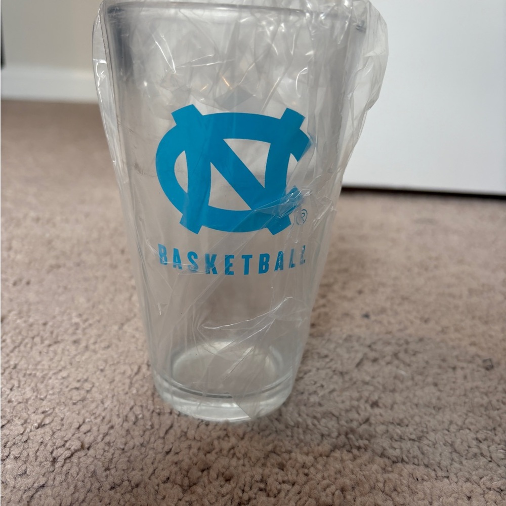 NWT Blue UNC Basketball Logo Pint Glass Set (Set of 4 Glasses)